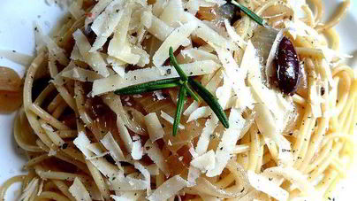 Паста с большим количеством жареного лука и анчоусами