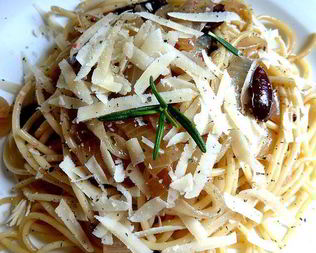 Паста с большим количеством жареного лука и анчоусами