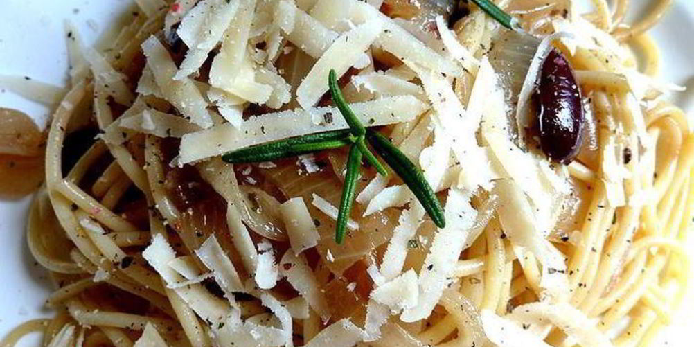 Рецепт паста с большим количеством жареного лука и анчоусами