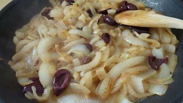 паста с большим количеством жареного лука и анчоусами