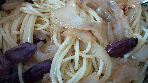 паста с большим количеством жареного лука и анчоусами