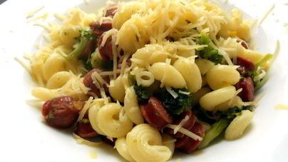 Паста с брокколи, чесноком и колбасками