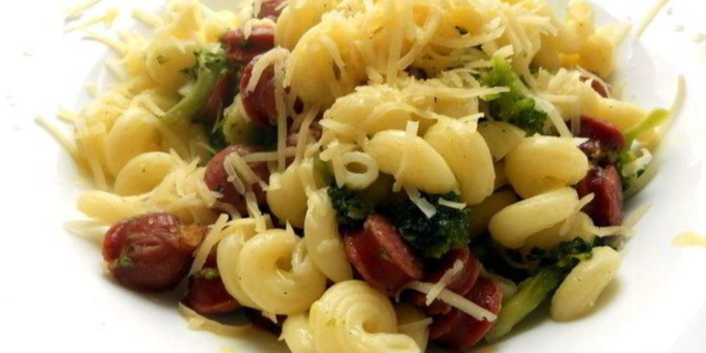 Рецепт паста с брокколи, чесноком и колбасками