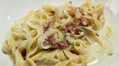 Паста с копченой колбасой и арахисом