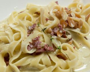 Паста с копченой колбасой и арахисом