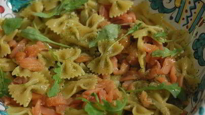 Паста с копченой семгой и песто из каперсов