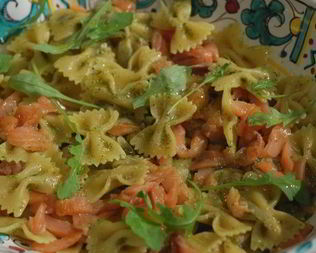 Паста с копченой семгой и песто из каперсов