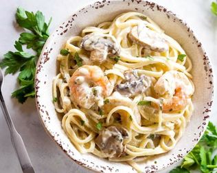 Паста с креветками и грибами в сливочном соусе