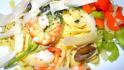 Паста с креветками, шалфеем и салатом из сельдерея и перцев