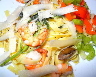 Паста с креветками, шалфеем и салатом из сельдерея и перцев