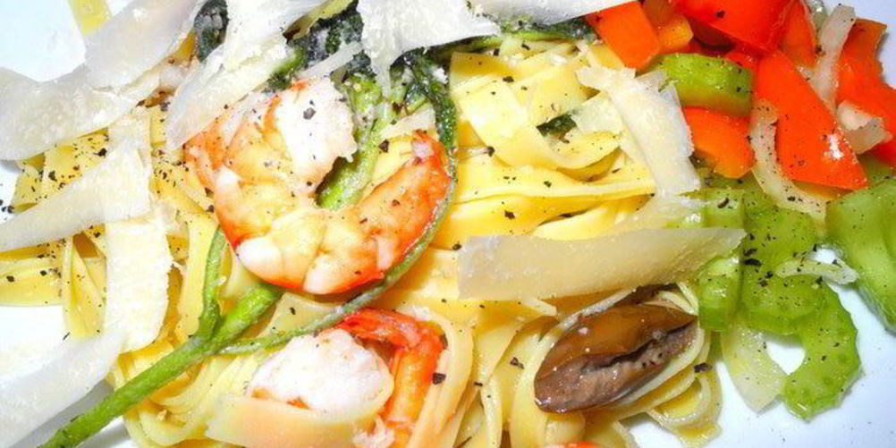 Рецепт паста с креветками, шалфеем и салатом из сельдерея и перцев