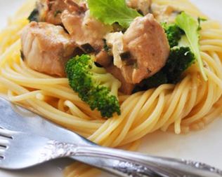 Паста с курицей, брокколи и соусом из сливок и камамбера