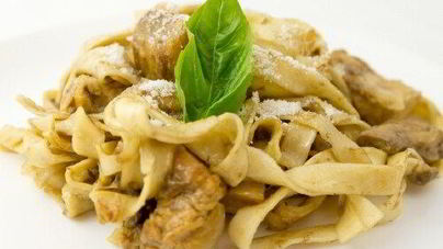 Паста с курицей и грецкими орехами