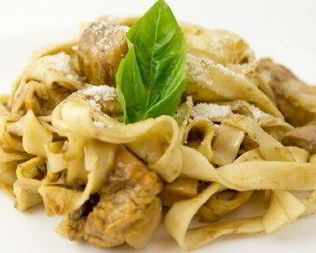 Паста с курицей и грецкими орехами