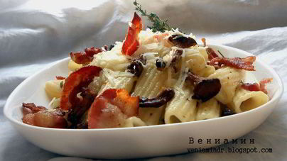 Паста с лисичками, пряными травами и хрустящей грудинкой