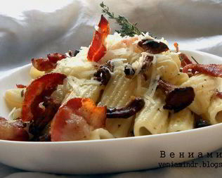 Паста с лисичками, пряными травами и хрустящей грудинкой