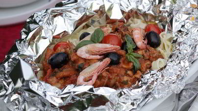 Паста с морепродуктами, запеченная в фольге