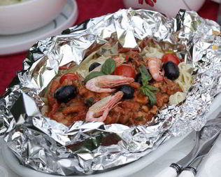Паста с морепродуктами, запеченная в фольге