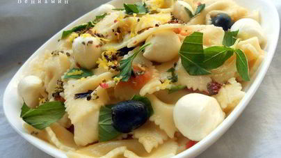 Паста с помидорами, маслинами и базиликом