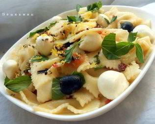 Паста с помидорами, маслинами и базиликом