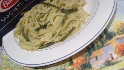 Паста с соусом и чесночными стрелками