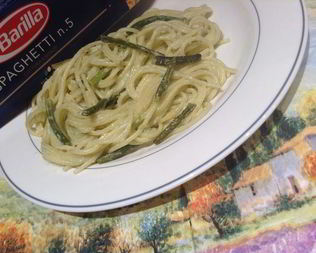 Паста с соусом и чесночными стрелками