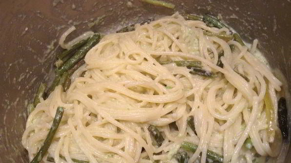 паста с соусом и чесночными стрелками