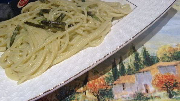 паста с соусом и чесночными стрелками