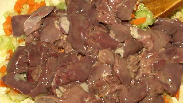 паста с соусом из куриной печени и помидоров