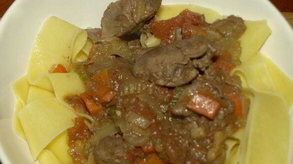 паста с соусом из куриной печени и помидоров