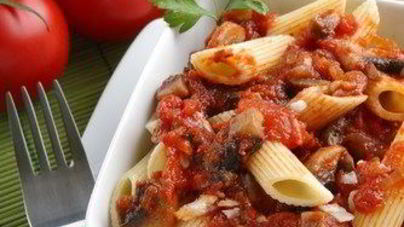 Паста с соусом из помидоров, анчоусов, каперсов и маслин