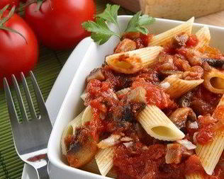 Паста с соусом из помидоров, анчоусов, каперсов и маслин