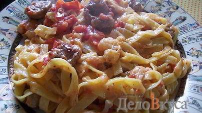Паста с соусом из сальсичи и овощей