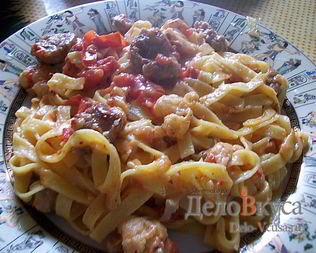 Паста с соусом из сальсичи и овощей