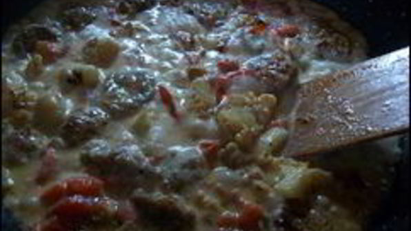 паста с соусом из сальсичи и овощей