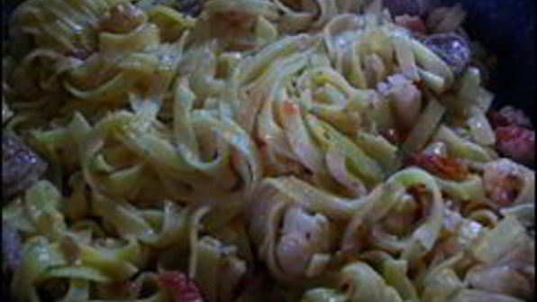 паста с соусом из сальсичи и овощей