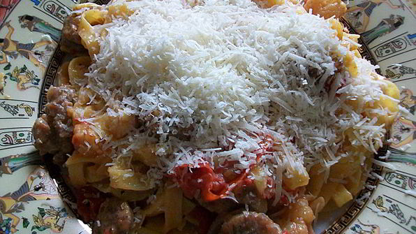 паста с соусом из сальсичи и овощей