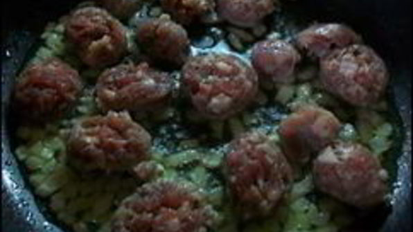 паста с соусом из сальсичи и овощей