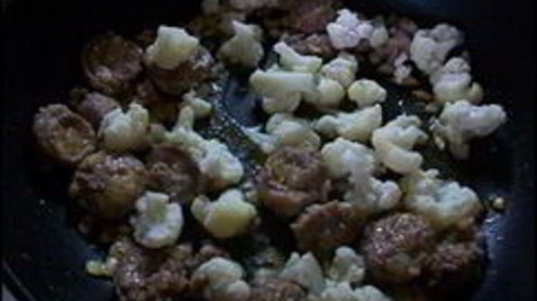 паста с соусом из сальсичи и овощей