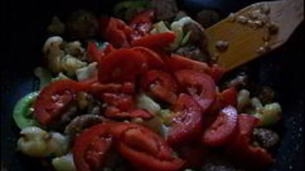 паста с соусом из сальсичи и овощей