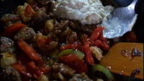 паста с соусом из сальсичи и овощей