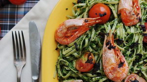 паста со шпинатом и креветками