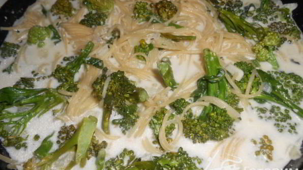 паста со сметанным соусом и брокколи
