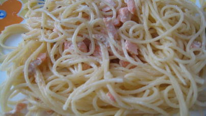 Паста в сливочном соусе с лососем
