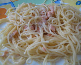 Паста в сливочном соусе с лососем