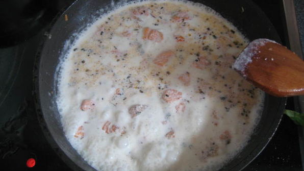 паста в сливочном соусе с лососем