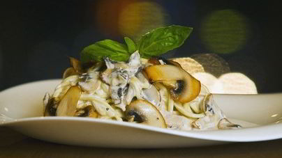 Паста в сливочном соусе с шампиньонами