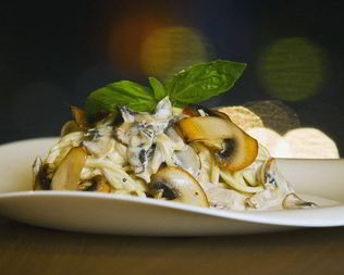 Паста в сливочном соусе с шампиньонами