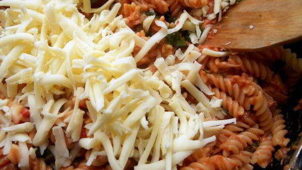 паста, запеченная с тунцом и моцареллой