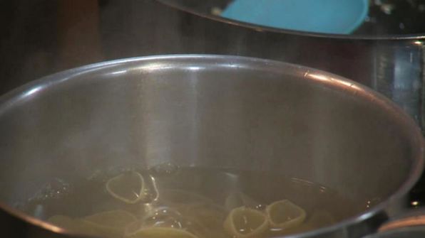 сицилийская паста с консервированной скумбрией и сухариками